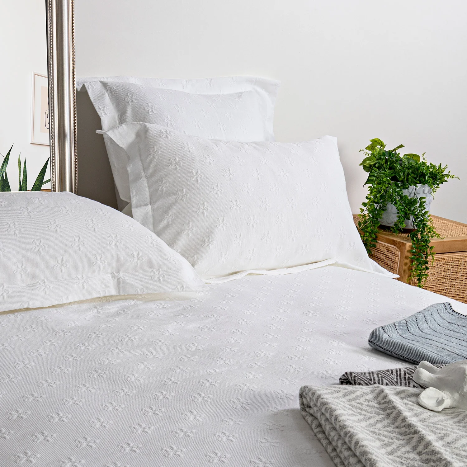 Matelasse Isabella Bedspread - Queen
